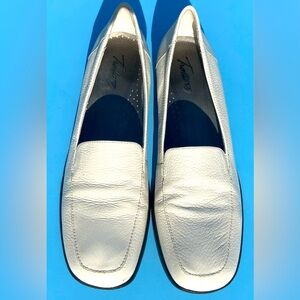 Trotters white leather Jenn loafer size 10S